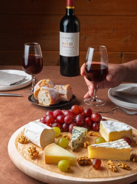 Vin et plateau de fromages